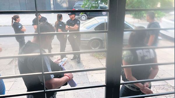 La PSA al momento de ingresar en el departamento de Natacha Jaitt en Villa Ortúzar.