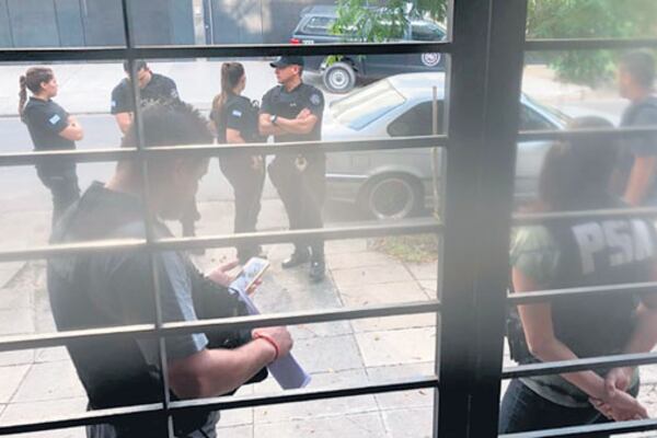 La PSA al momento de ingresar en el departamento de Natacha Jaitt en Villa Ortúzar.