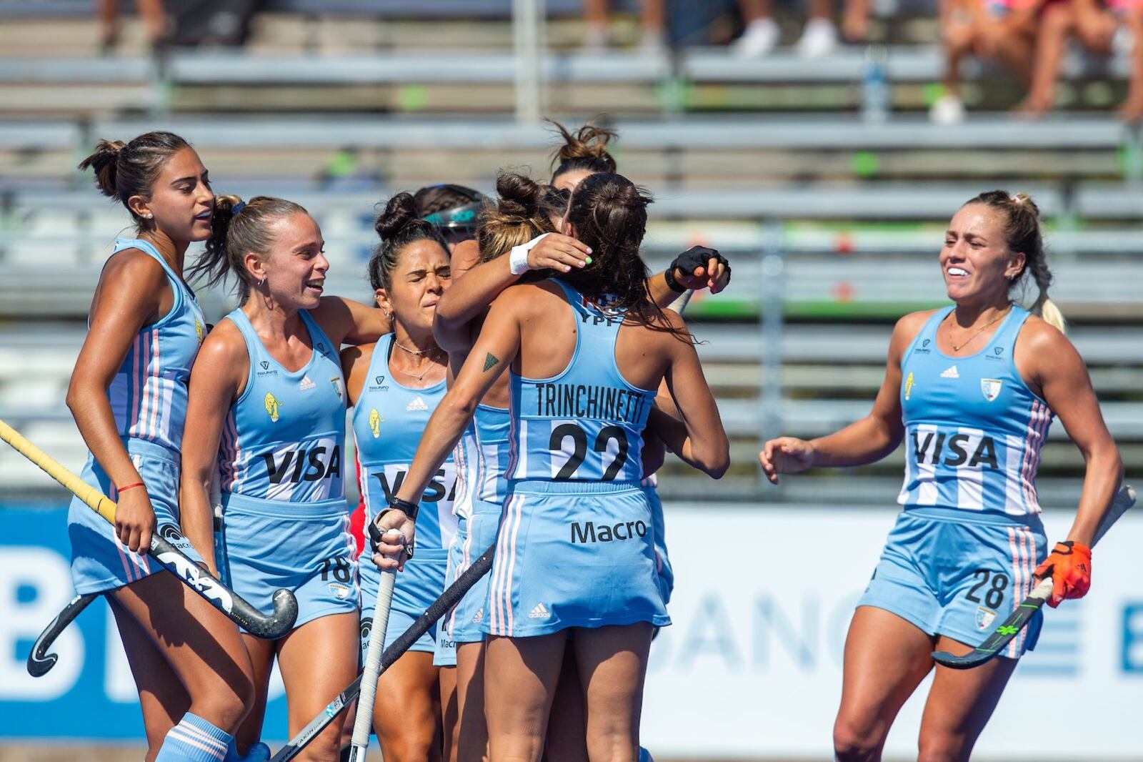 Las Leonas festejan el gol de Majo Granatto para el 1-0.
