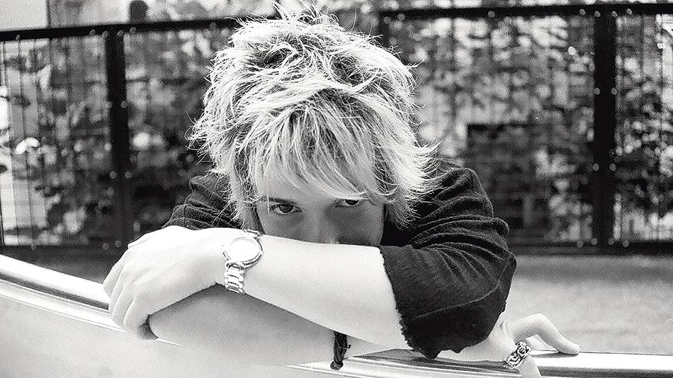 Mori Ponsowy nació en Buenos Aires pero ha vivido en Perú, Venezuela y Estados Unidos.