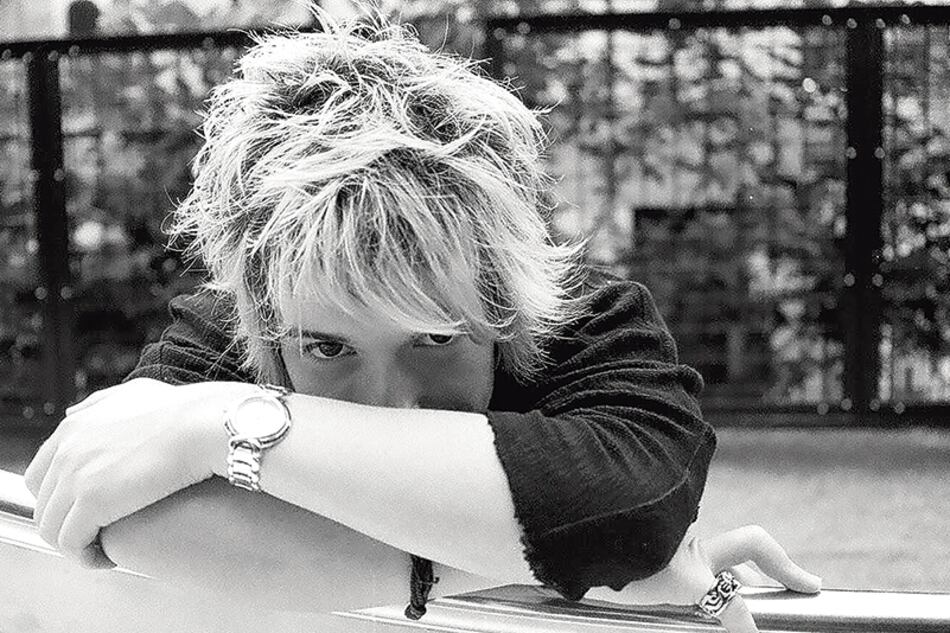 Mori Ponsowy nació en Buenos Aires pero ha vivido en Perú, Venezuela y Estados Unidos.