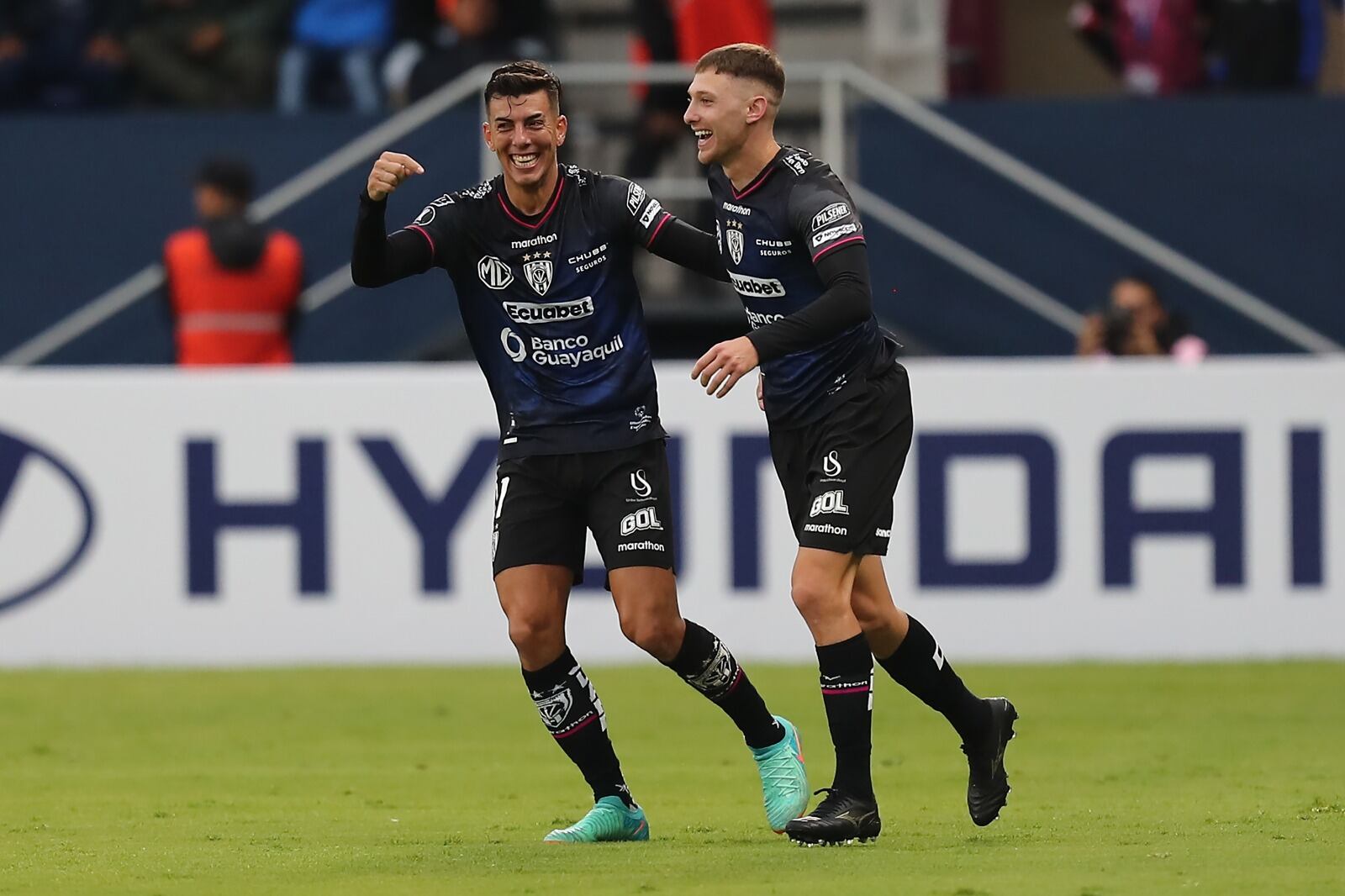 Michael Hoyos y Zabala celebran el segundo gol de los ecuatorianos