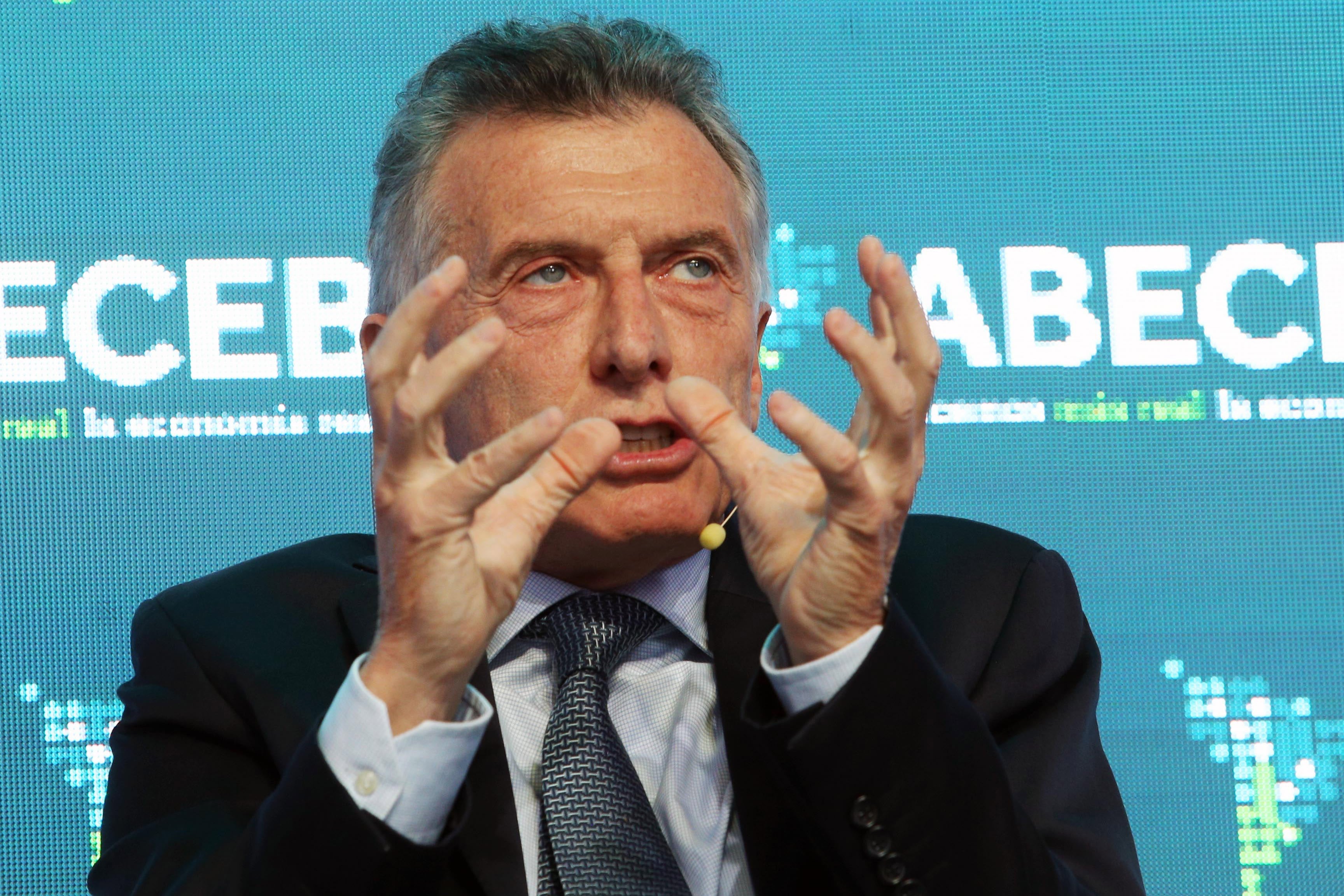 El expresidente sería más que un "guardabosque" en las relaciones de sus hijas.
