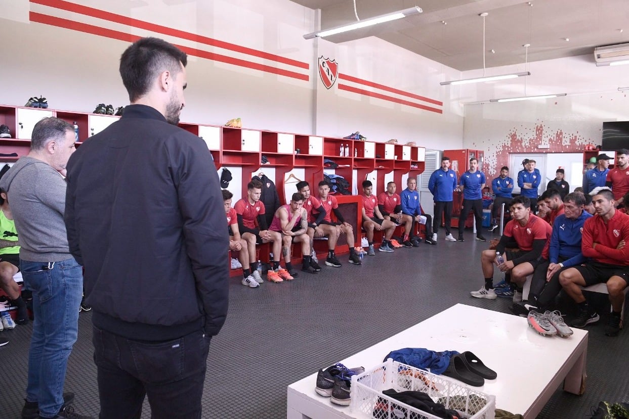 Doman y Marconi de pie; jugadores y técnico sentados