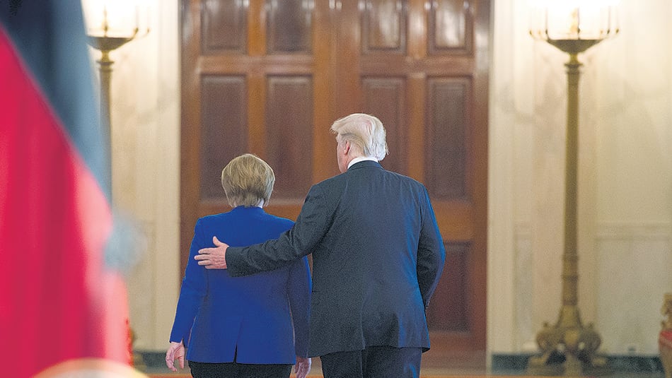 Trump y Merkel caminan juntos después de la conferencia de prensa conjunta en la Casa Blanca.