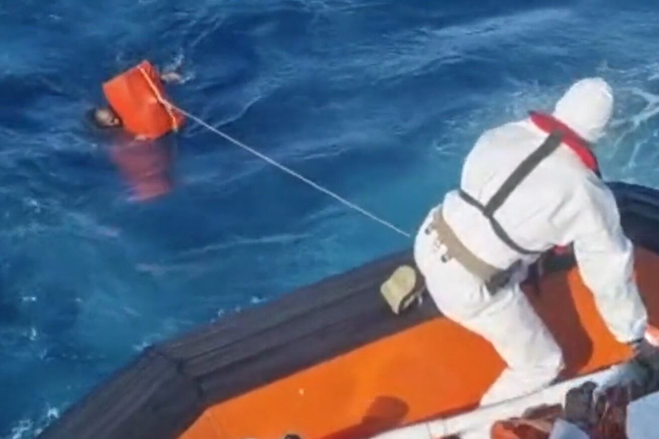 Las autoridades de Malta solicitaron la colaboración de la Guardia Costera italiana ya que en la zona había varios navíos sobrecargados de personas y con problemas.