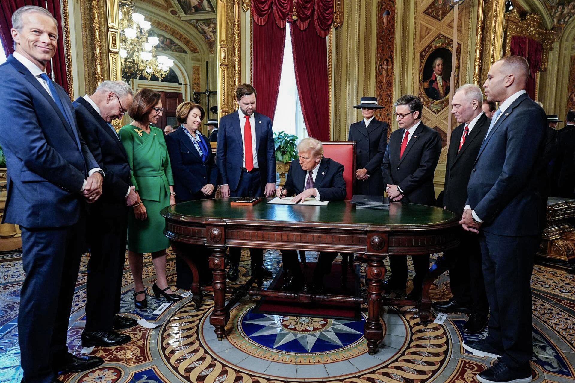 Trump participa en una ceremonia de firma en la sala presidencial tras asumir en el Capitolio