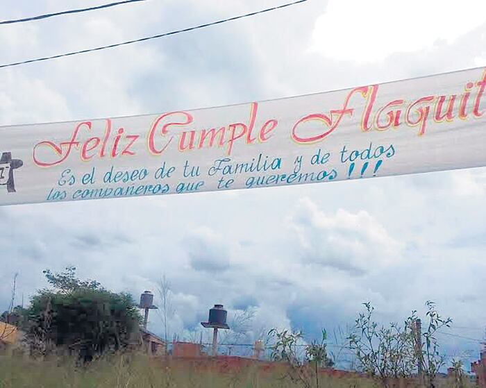 Familiares, amigos y compañeros de Sala colgaron un pasacalle frente al penal para saludarla.