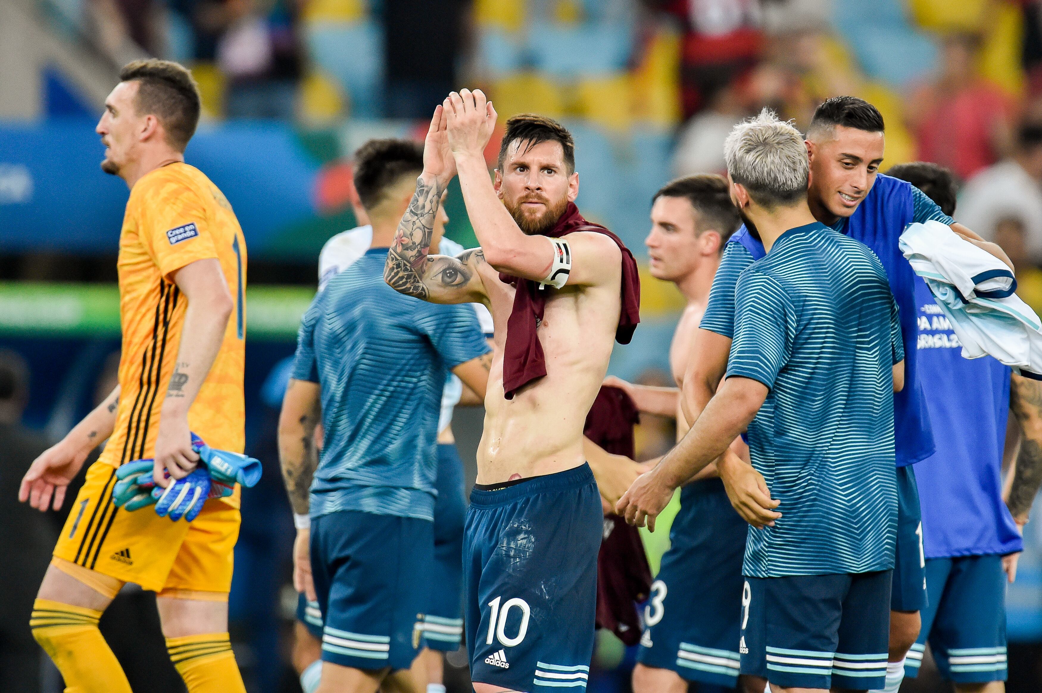 Messi saluda al público en el Maracaná.