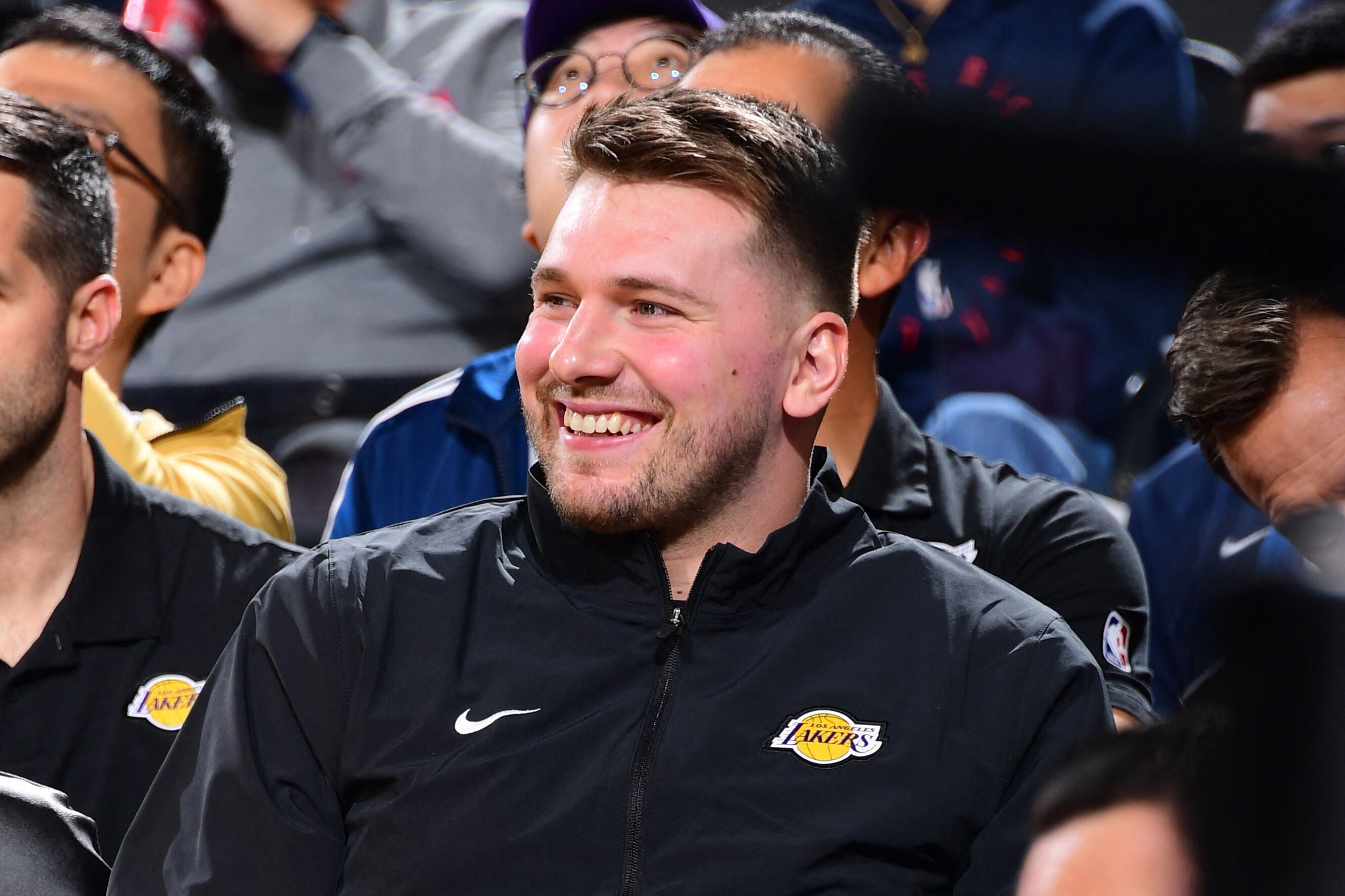 Luka Doncic ya se probó la ropa de los Lakers, aunque todavía no pudo jugar