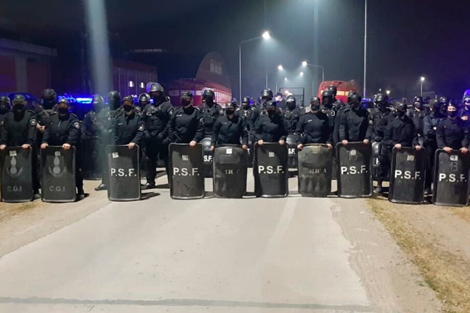 Parte del operativo policial para desalojar a los trabajadores.