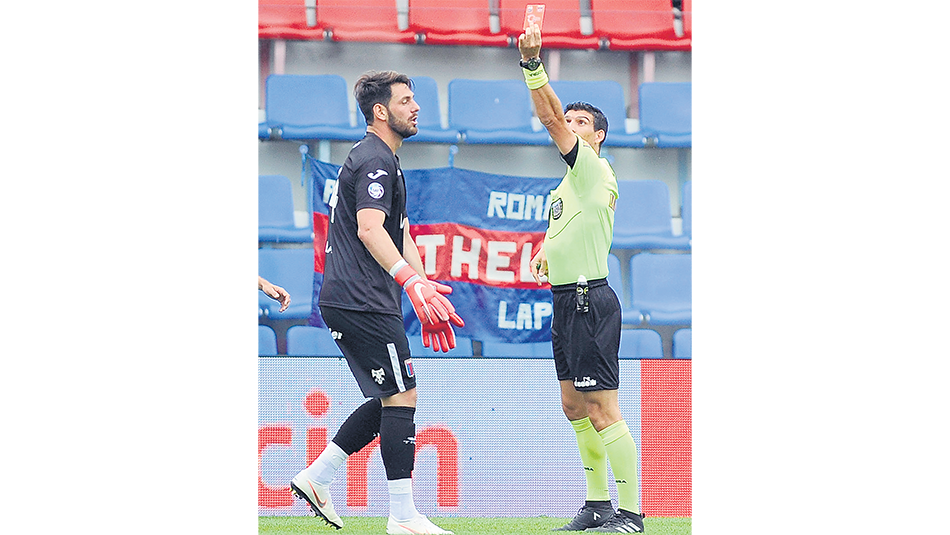 Merlos expulsa al arquero Batalla.