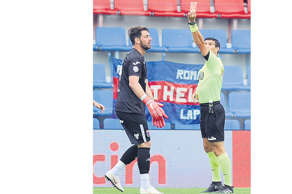 Merlos expulsa al arquero Batalla.