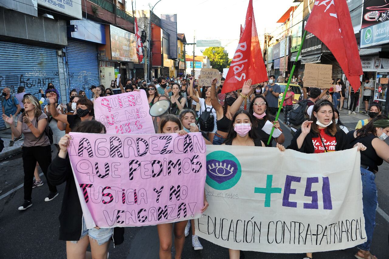 La manifestación se realizó en Vicente López y fue convocada por vecinos, agrupaciones de derechos humanos, colectivos feministas y docentes.