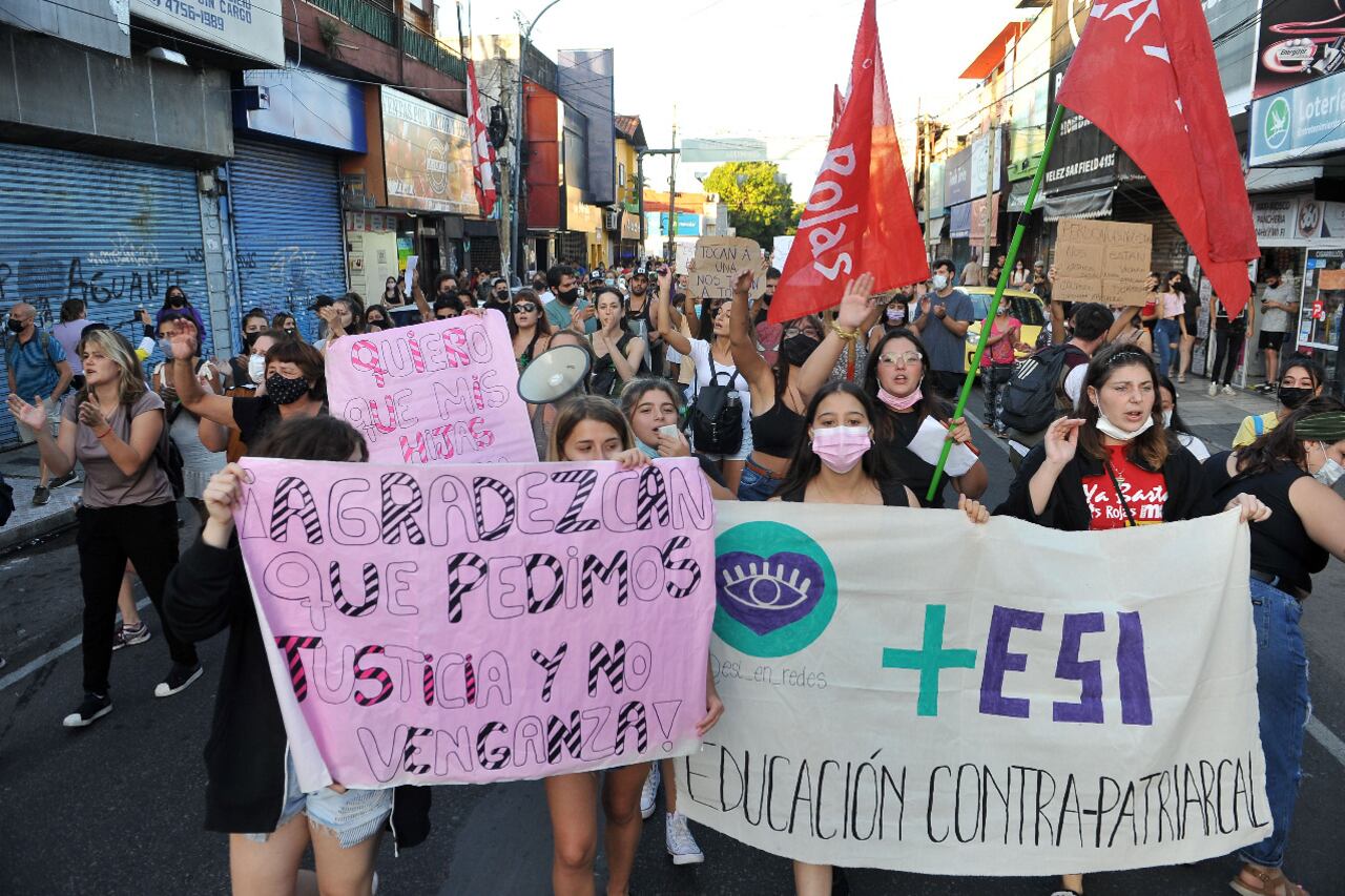 La manifestación se realizó en Vicente López y fue convocada por vecinos, agrupaciones de derechos humanos, colectivos feministas y docentes.
