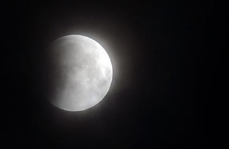 La Luna aparecerá ya eclipsada pasadas las 18 horas.