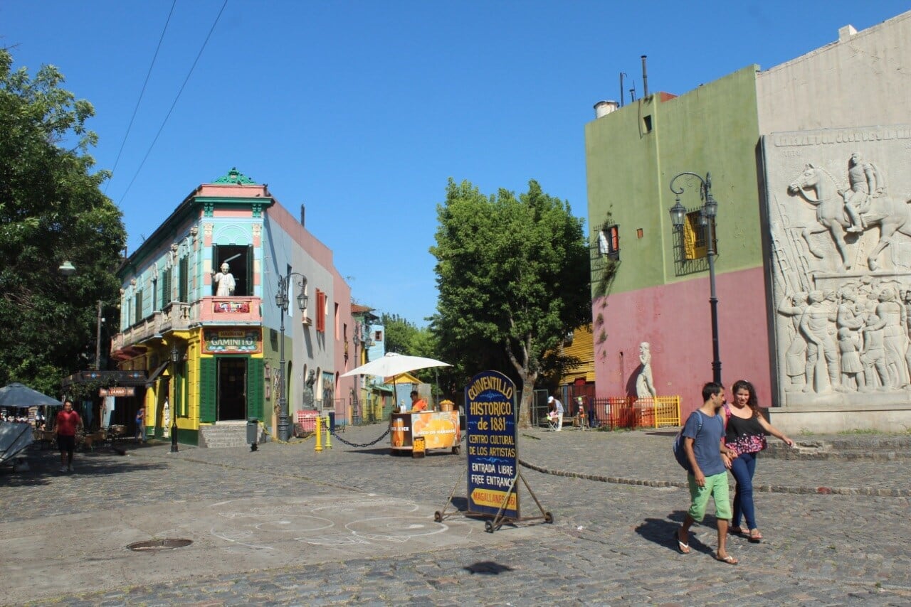 Los dos turistas estaban de paso por la Ciudad y su destino final es el sur del país, donde seguirán sus vacaciones. (Foto: Télam)