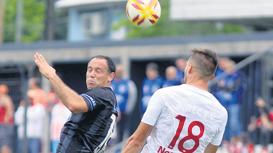Matos le gana en la altura a Noguera para sacar el cabezazo.