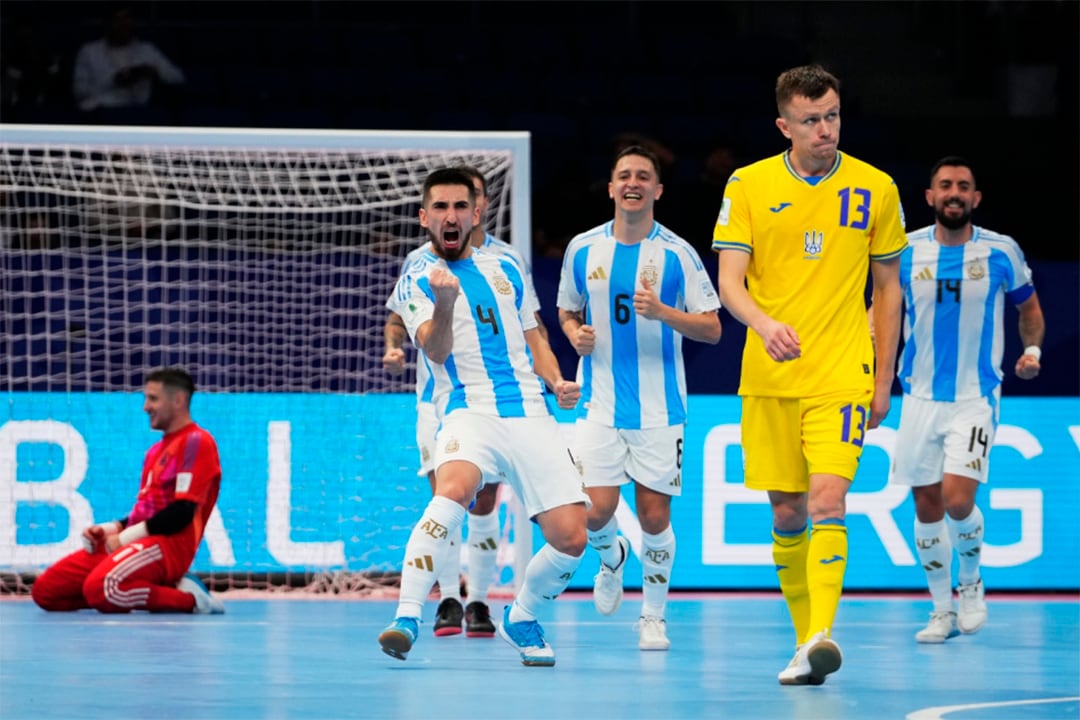 Los cinco argentinos festejan, el ucraniano sufre.