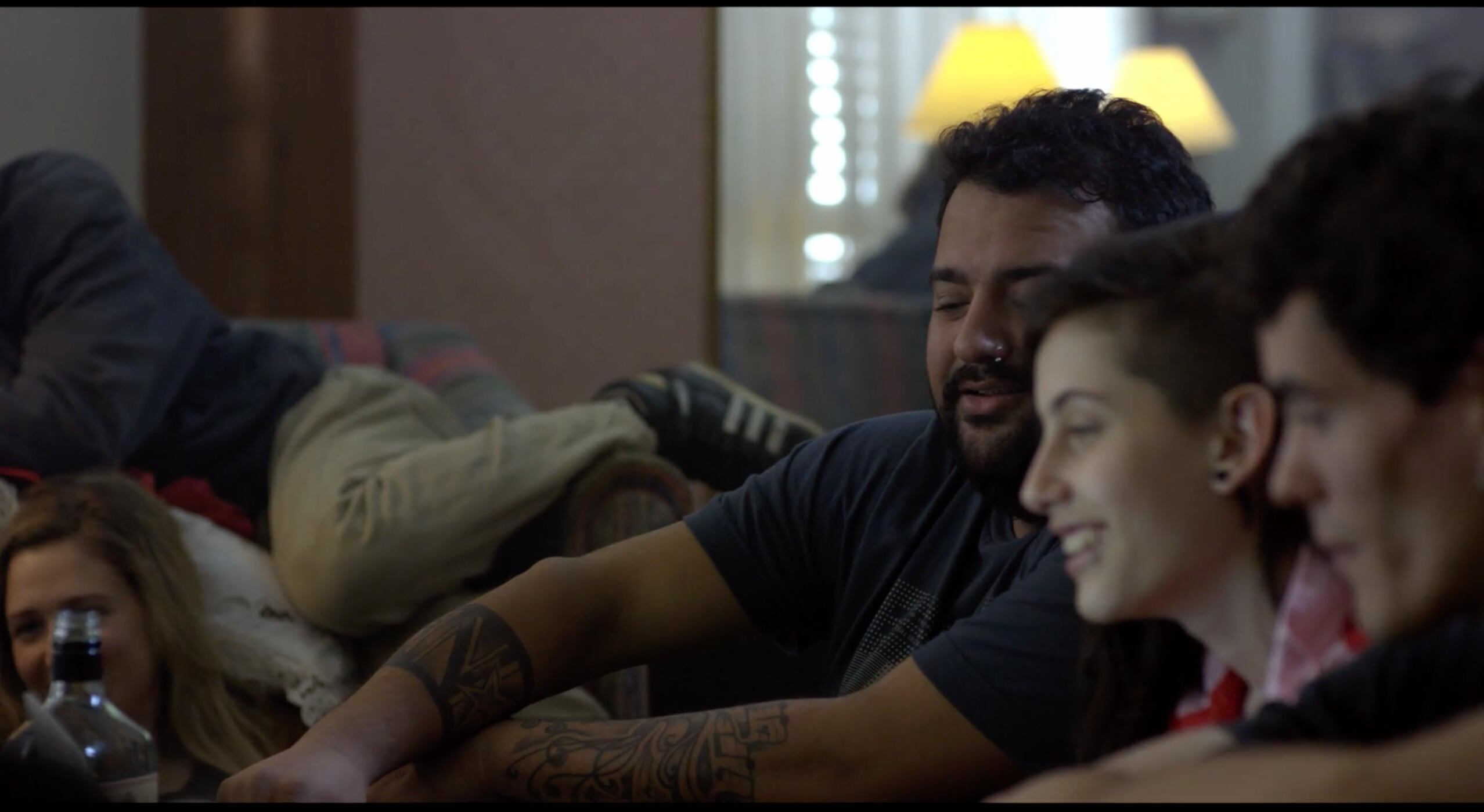 Quienes interpretan a los protagonistas son dos de los chicos víctimas del ataque.