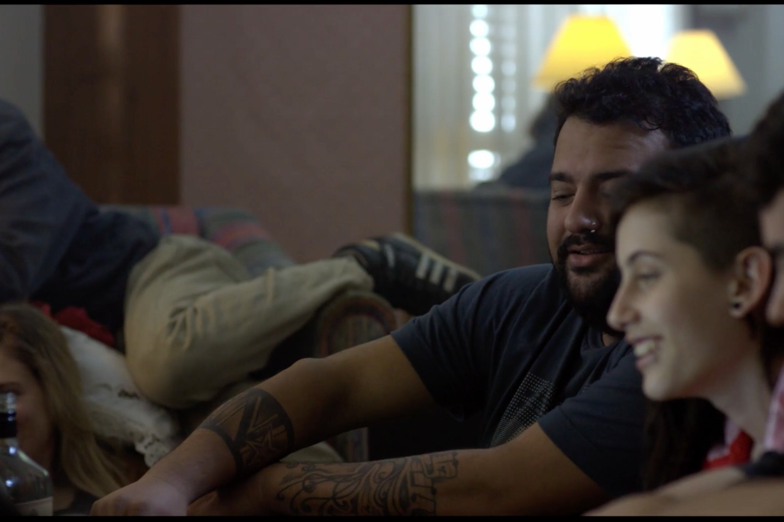 Quienes interpretan a los protagonistas son dos de los chicos víctimas del ataque.