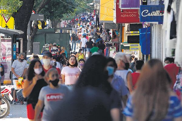 El relajamiento en las medidas de cuidado es uno de los factores que contribuyen al aumento de casos.
