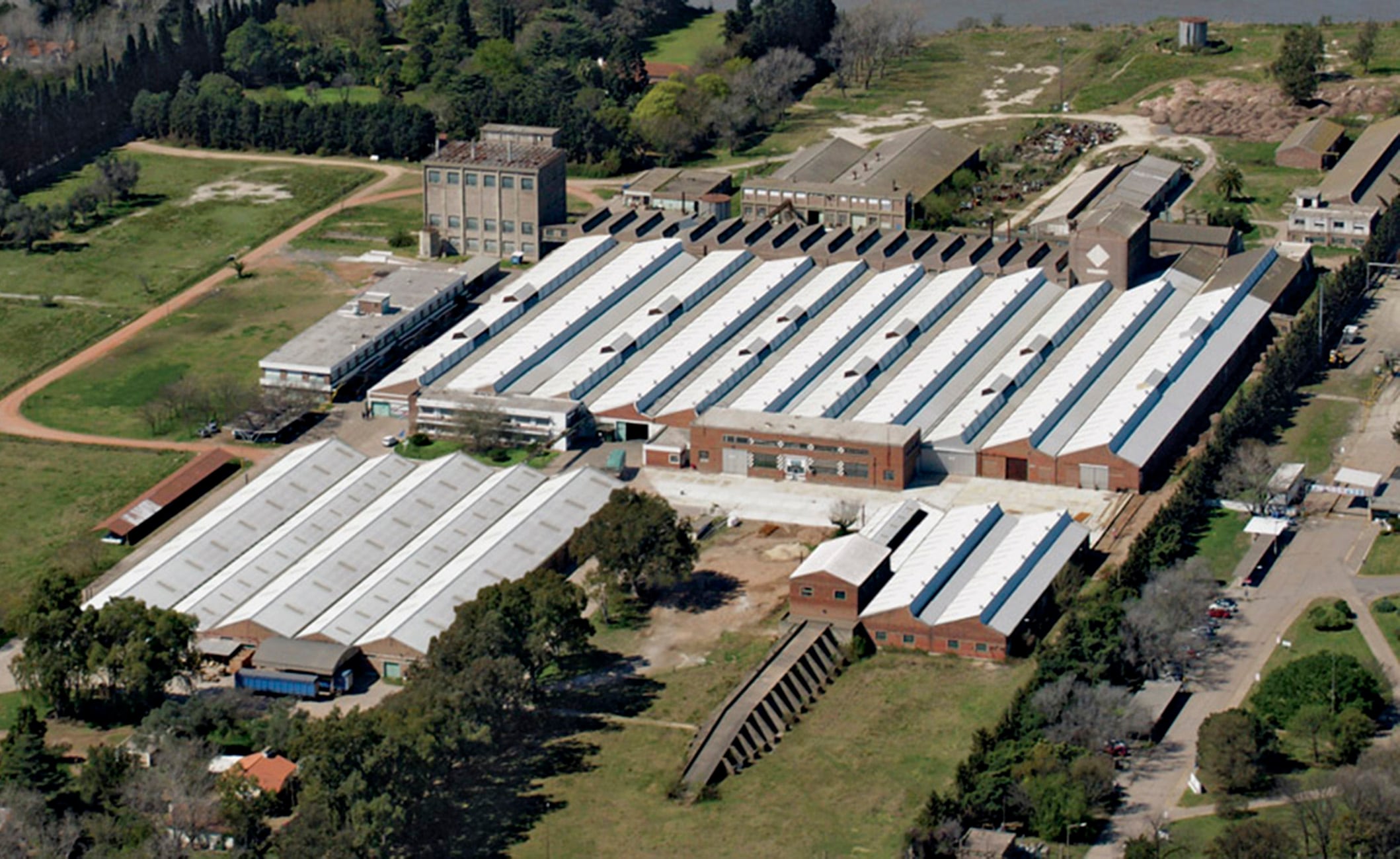 La empresa advirtió sobre una fuerte caída en las ventas y despidió a dos empleados.