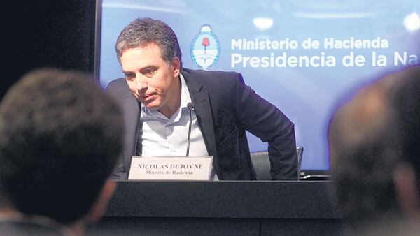 “No corresponde que me refiera a información protegida por el secreto fiscal”, se limitó a decir Dujovne.