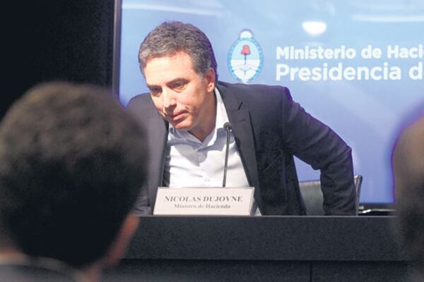 “No corresponde que me refiera a información protegida por el secreto fiscal”, se limitó a decir Dujovne.