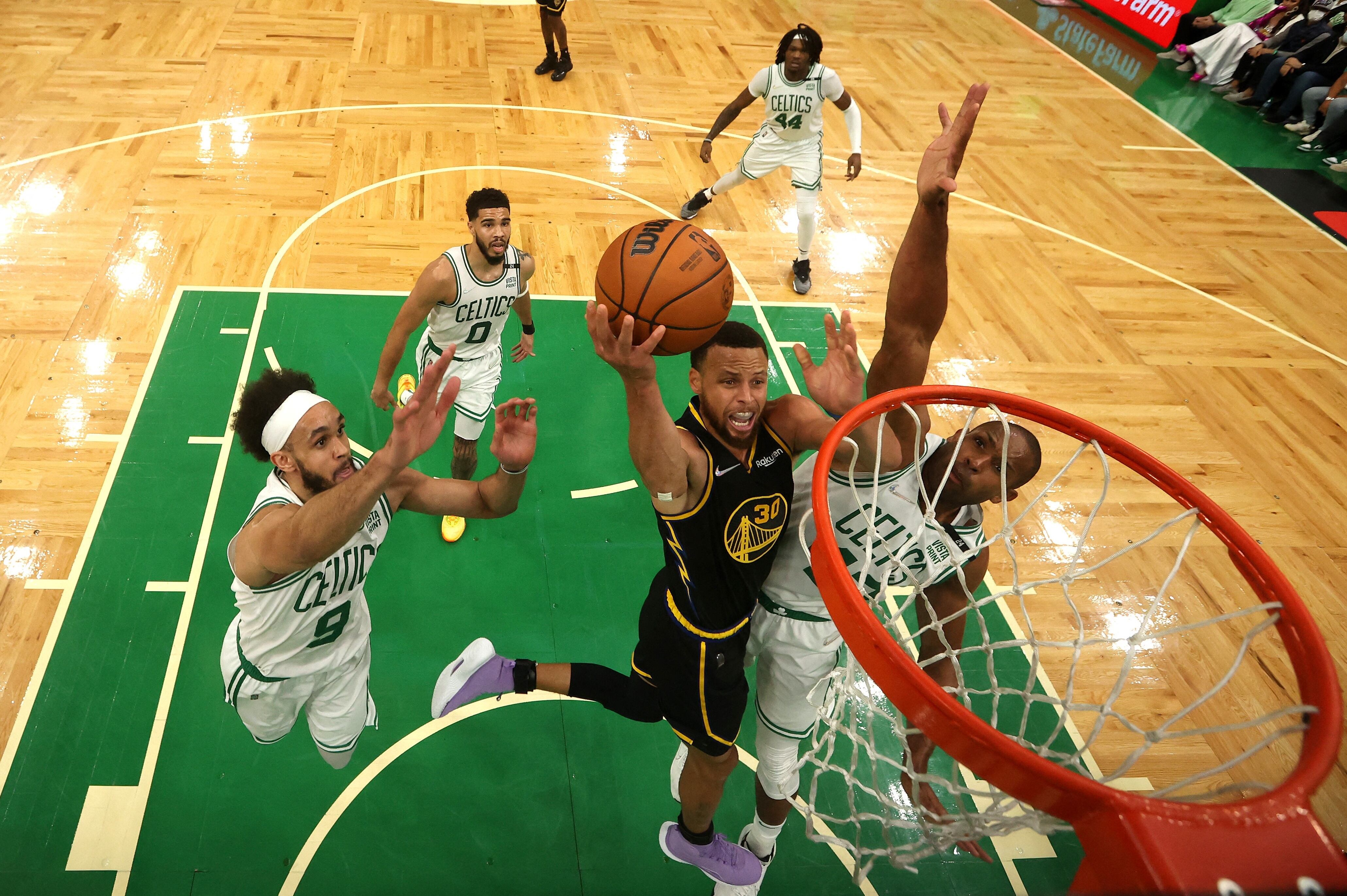 Stephen Curry, autor de 43 puntos, 10 rebotes y 4 asistencias en la noche en el TD Garden (Foto: AFP).