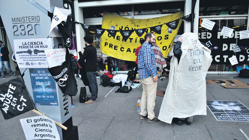 Los becarios reclaman porque fueron excluidos del Conicet debido al ajuste presupuestario.