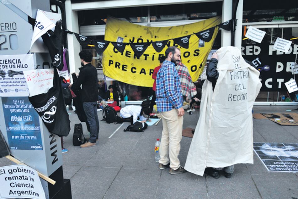 Los becarios reclaman porque fueron excluidos del Conicet debido al ajuste presupuestario.