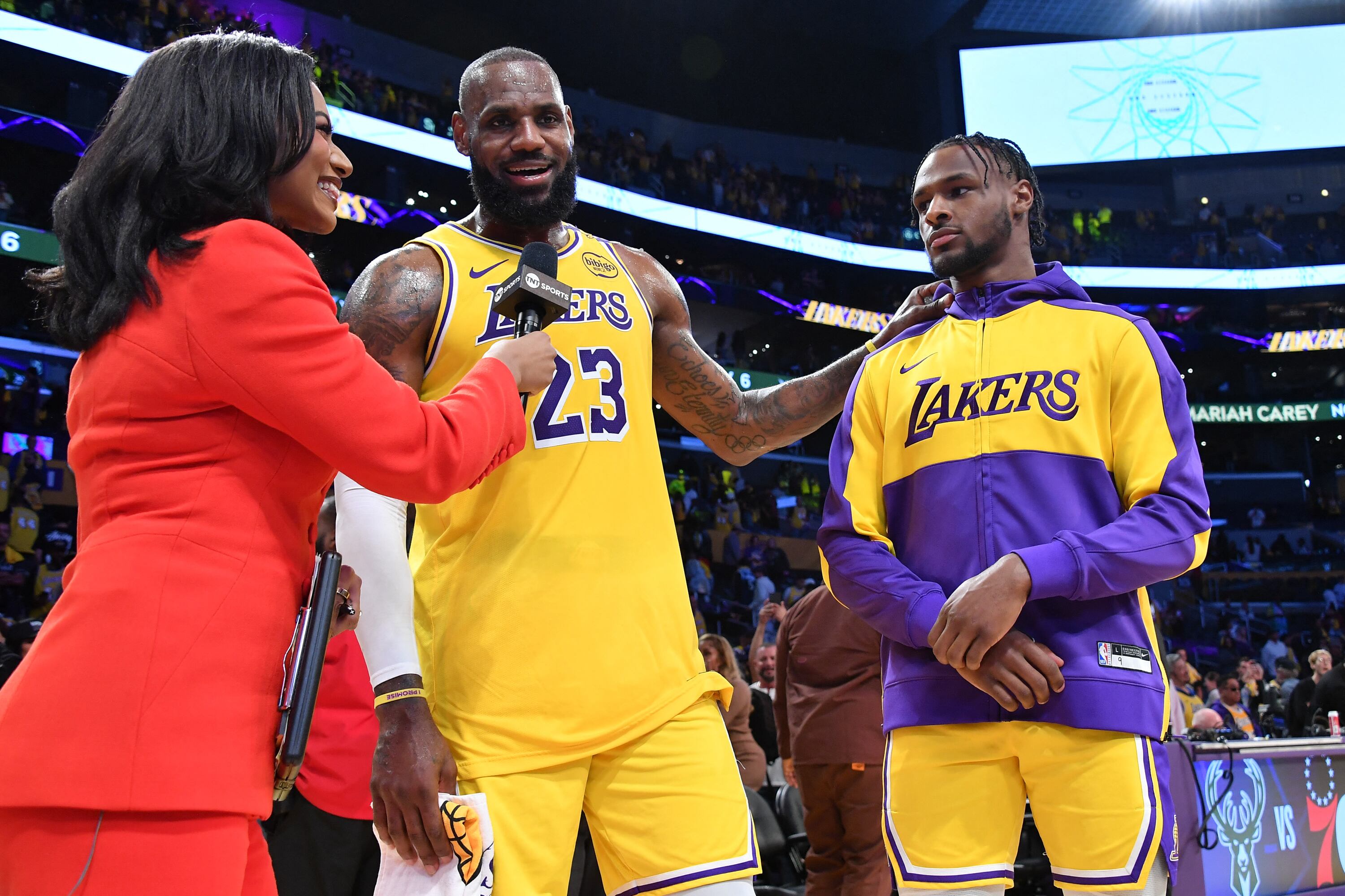 LeBron y su hijo Bronny, antes de un partido histórico para la NBA
