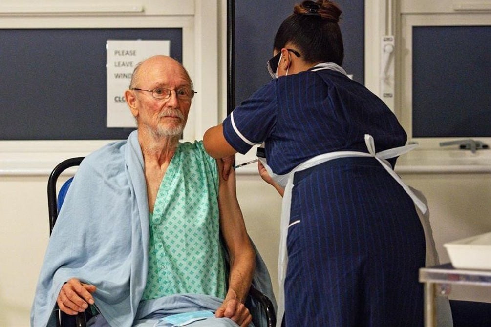 Murió William Shakespeare, el primer hombre vacunado contra el coronavirus.