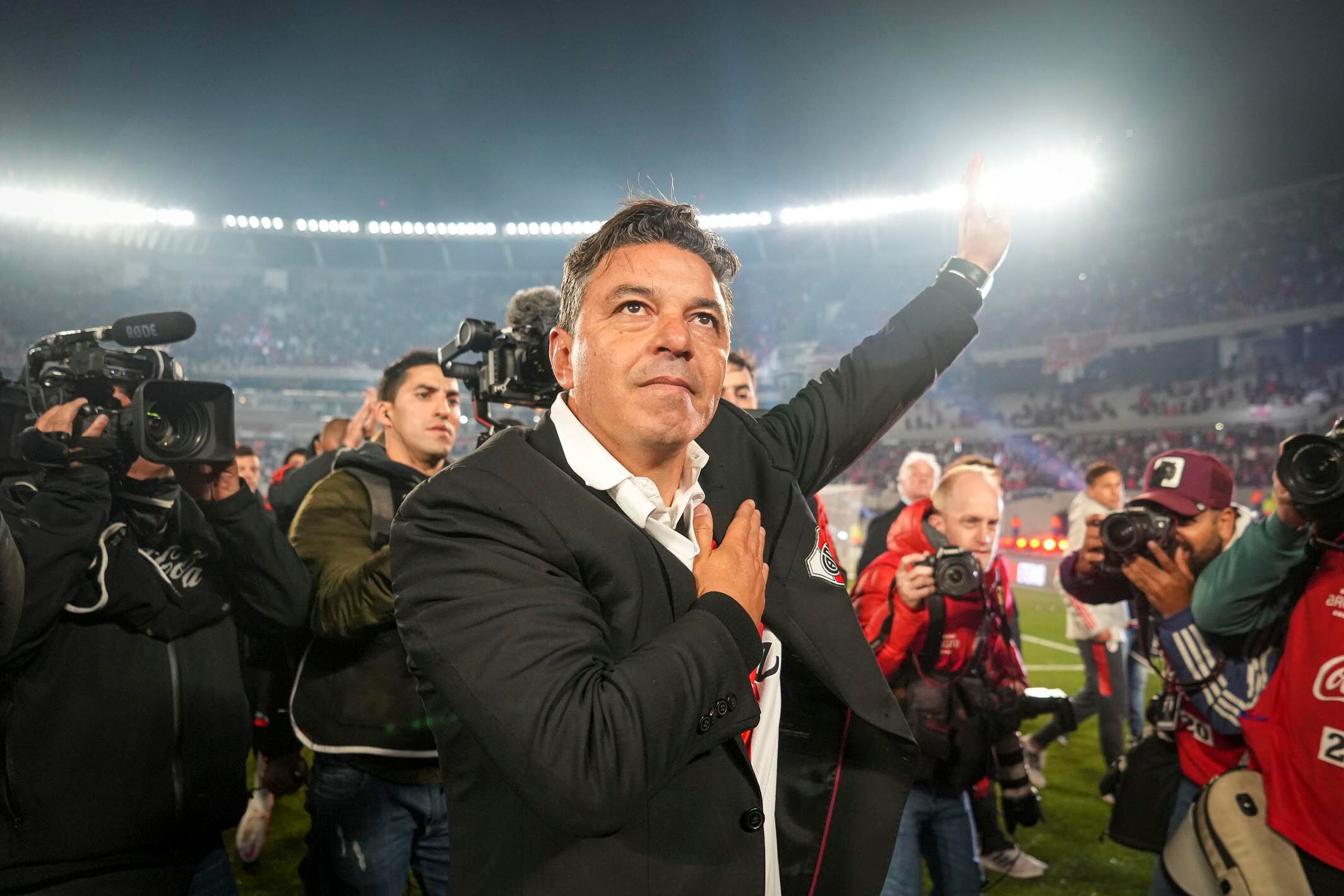 Marcelo Gallardo saluda al público durante su despedida del Monumental