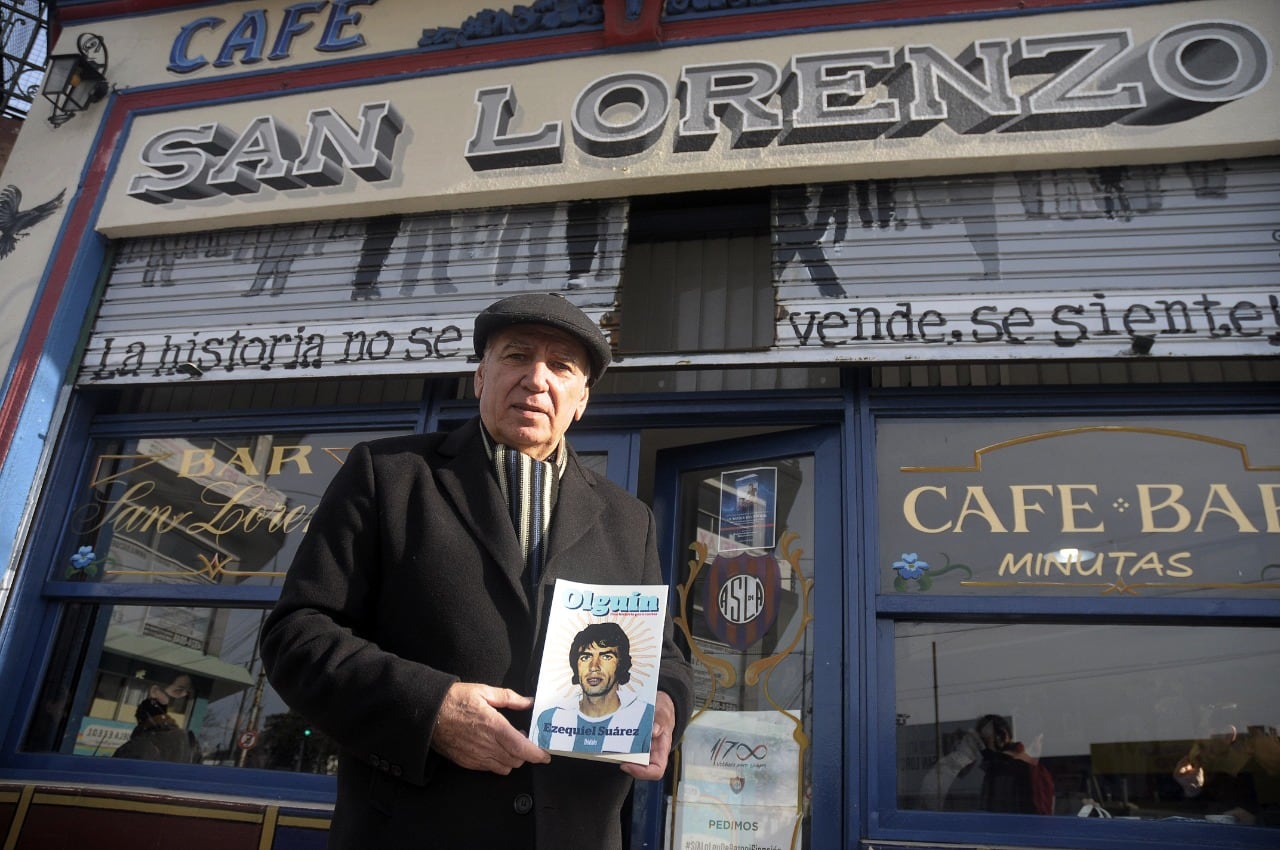 Jorge Olguín en la puerta del bar San Lorenzo