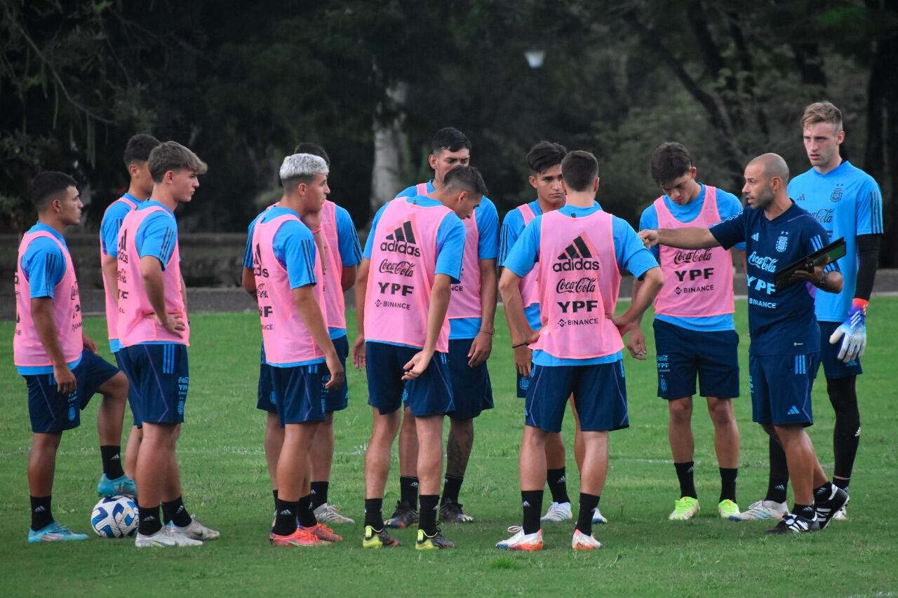 Javier Mascherano y sus dirigidos, a 20 años de haber sido capitán de la Sub 20