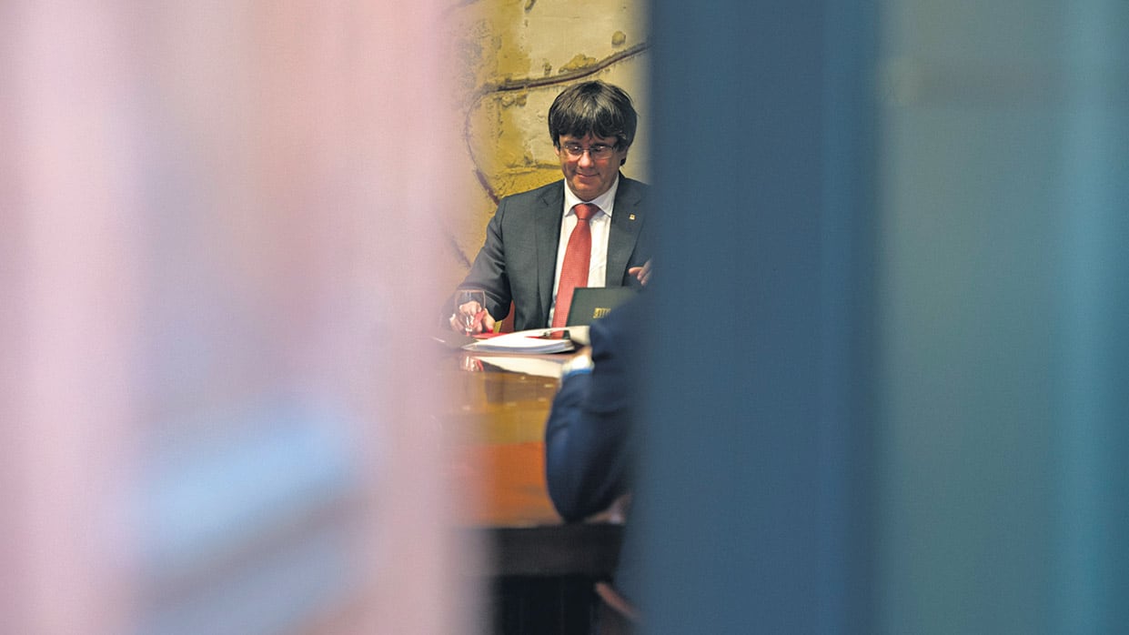 Puigdemont dirige una reunión del gobierno regional en Palacio Generalitat de Barcelona.