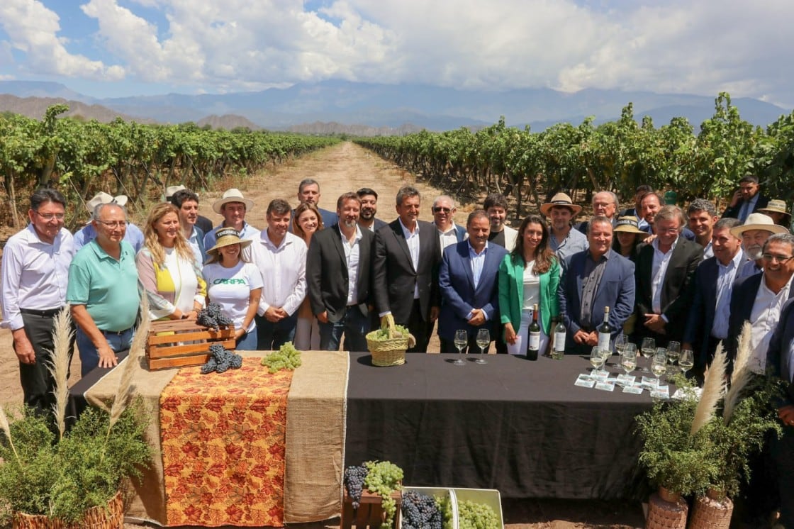 Massa recorrió los stands de bodegueros riojanos.