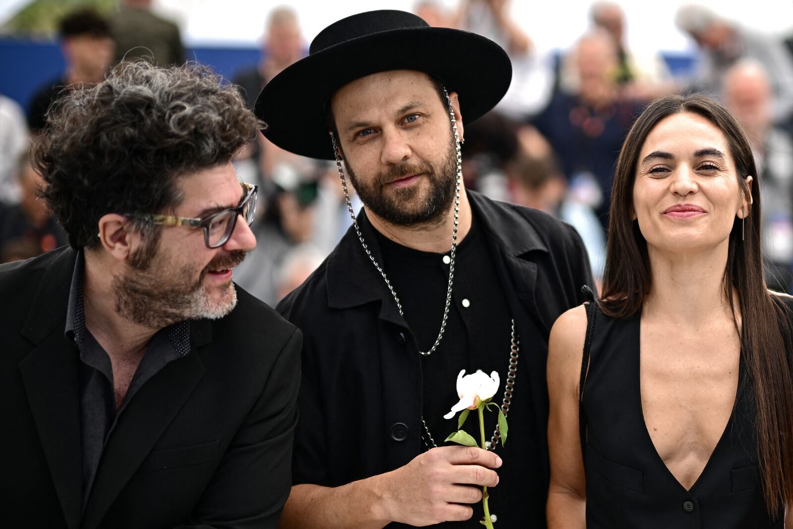 Rodrigo Moreno junto a sus intérpres Daniel Elías y Margarita Molfino, en Cannes.