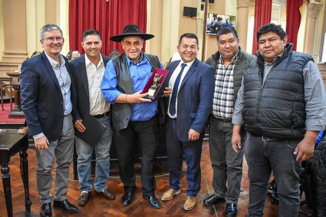 El Chaqueño, flaqueado por Esteban Amat, Balderrama, Pantaleón, Osbaldo Acosta y Rogelio Segundo.
