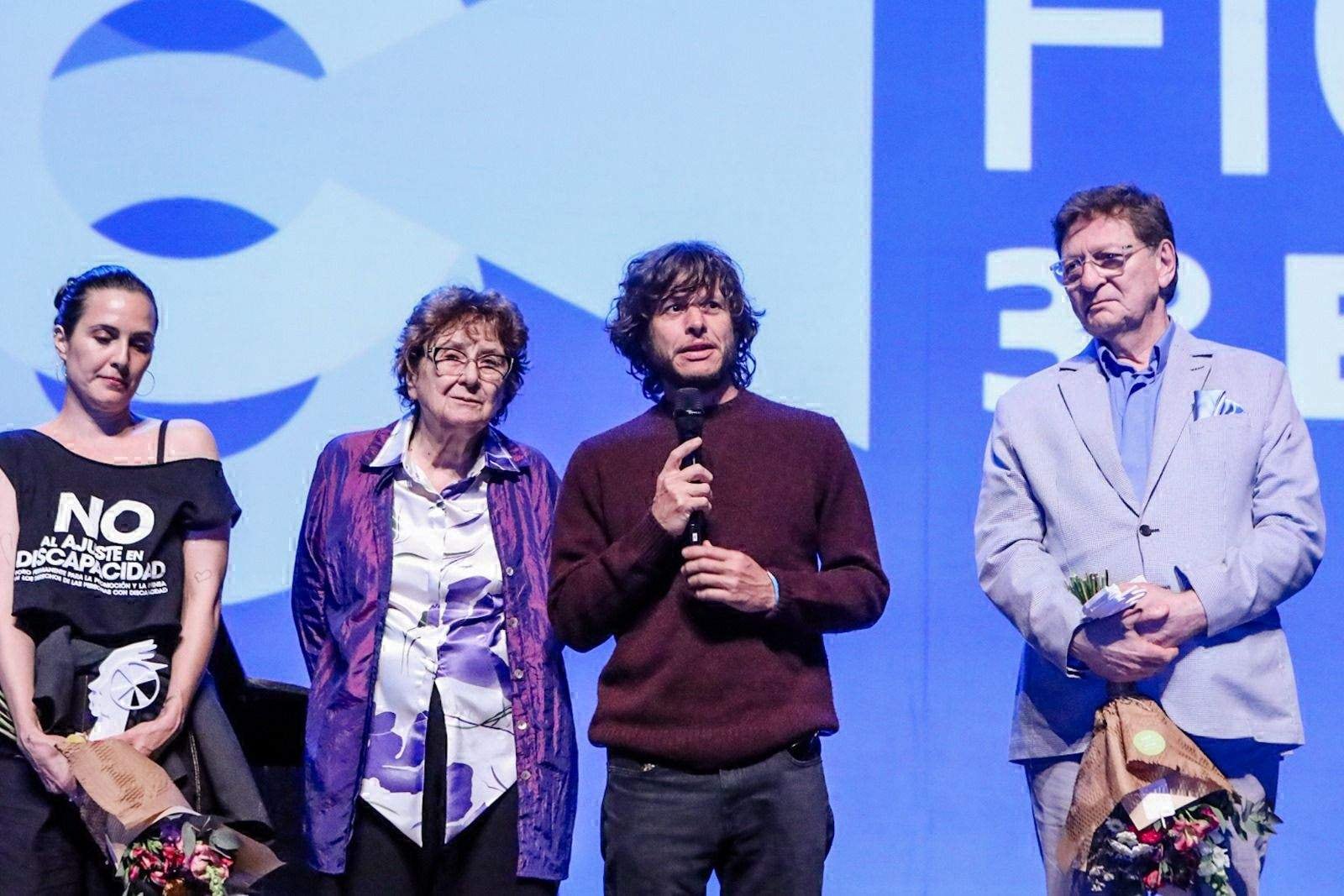 Algunos actores llevaron remeras de protesta contra medidas del gobierno.