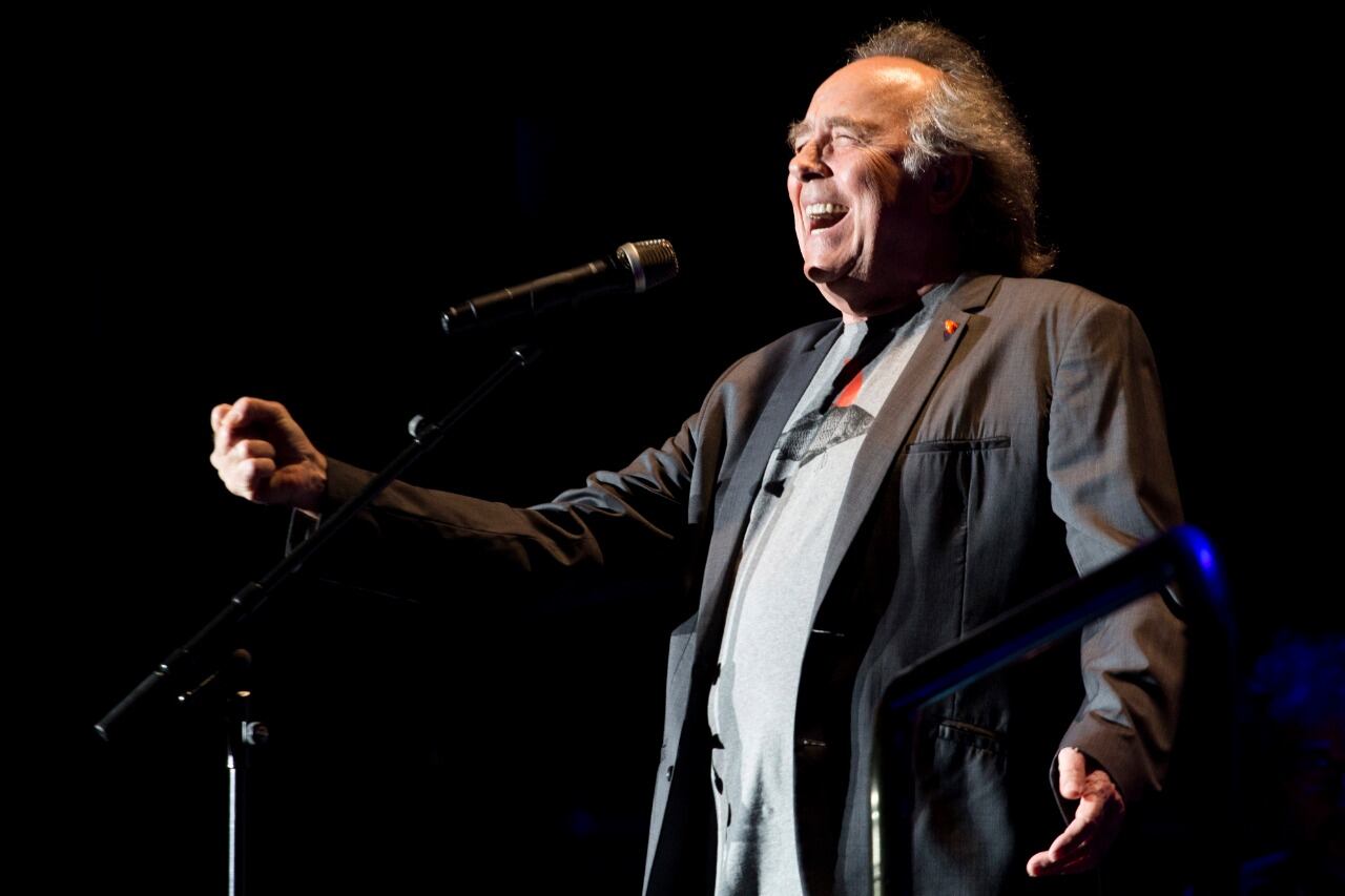 En 1943 nace en Barcelona Joan Manuel Serrat, uno de los cantautores más prolíficos y respetados en lengua castellana