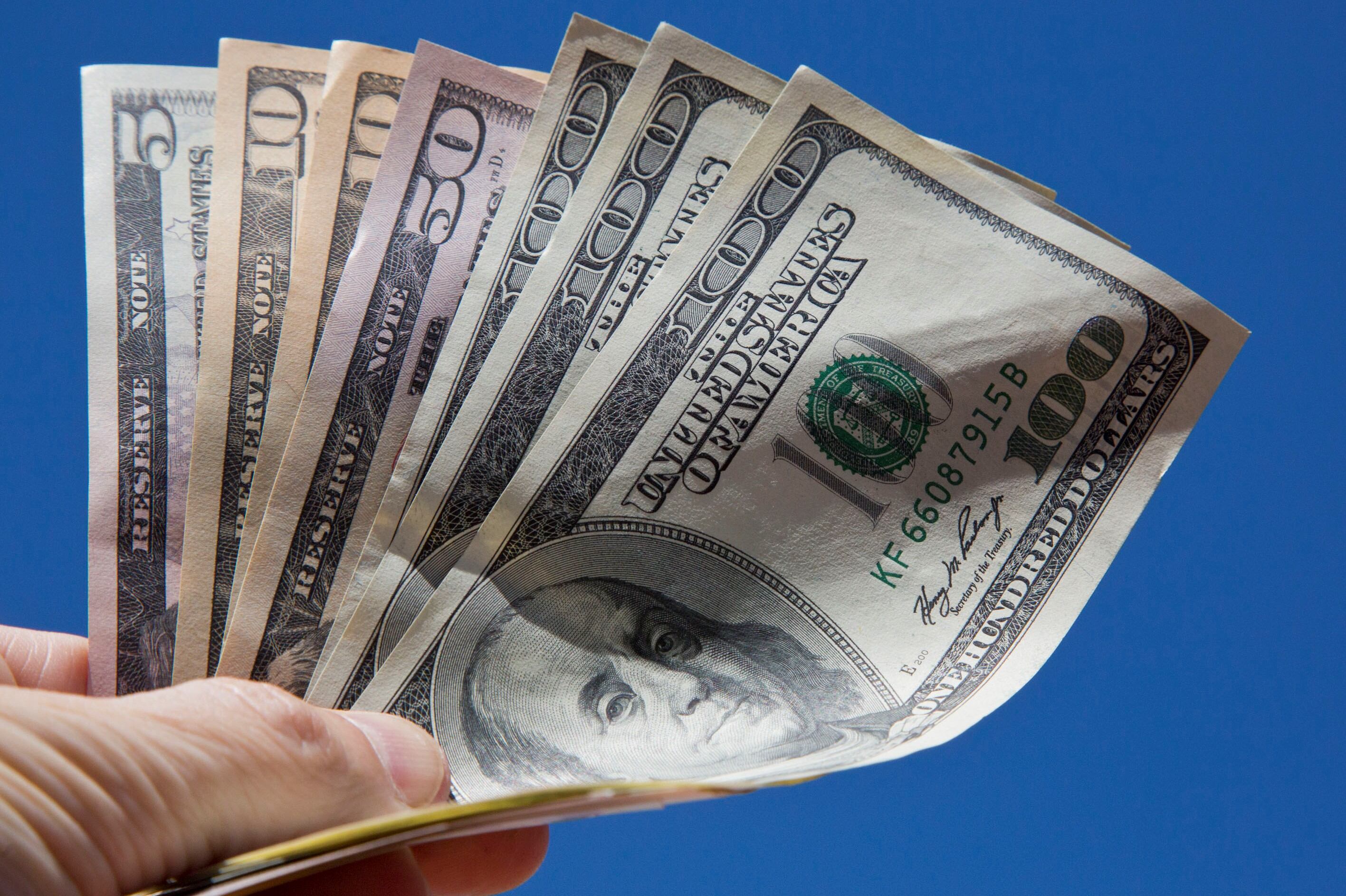 El Banco Central de la República Argentina (BCRA) podría extender una normativa para restringir el acceso al dólar ahorro en aquellos que perciban subsidios. (NA)