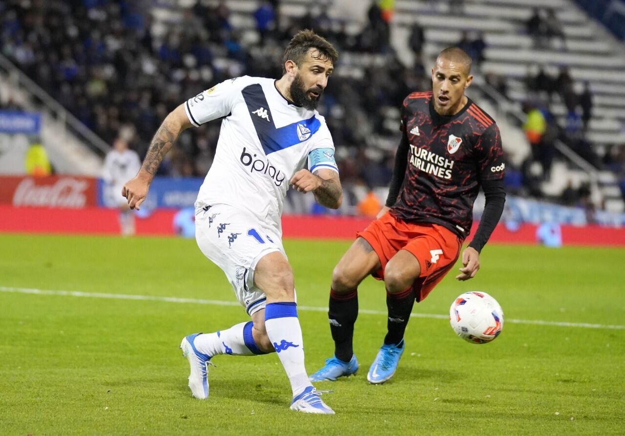 Pratto y Maidana disputan la posesión de la pelota