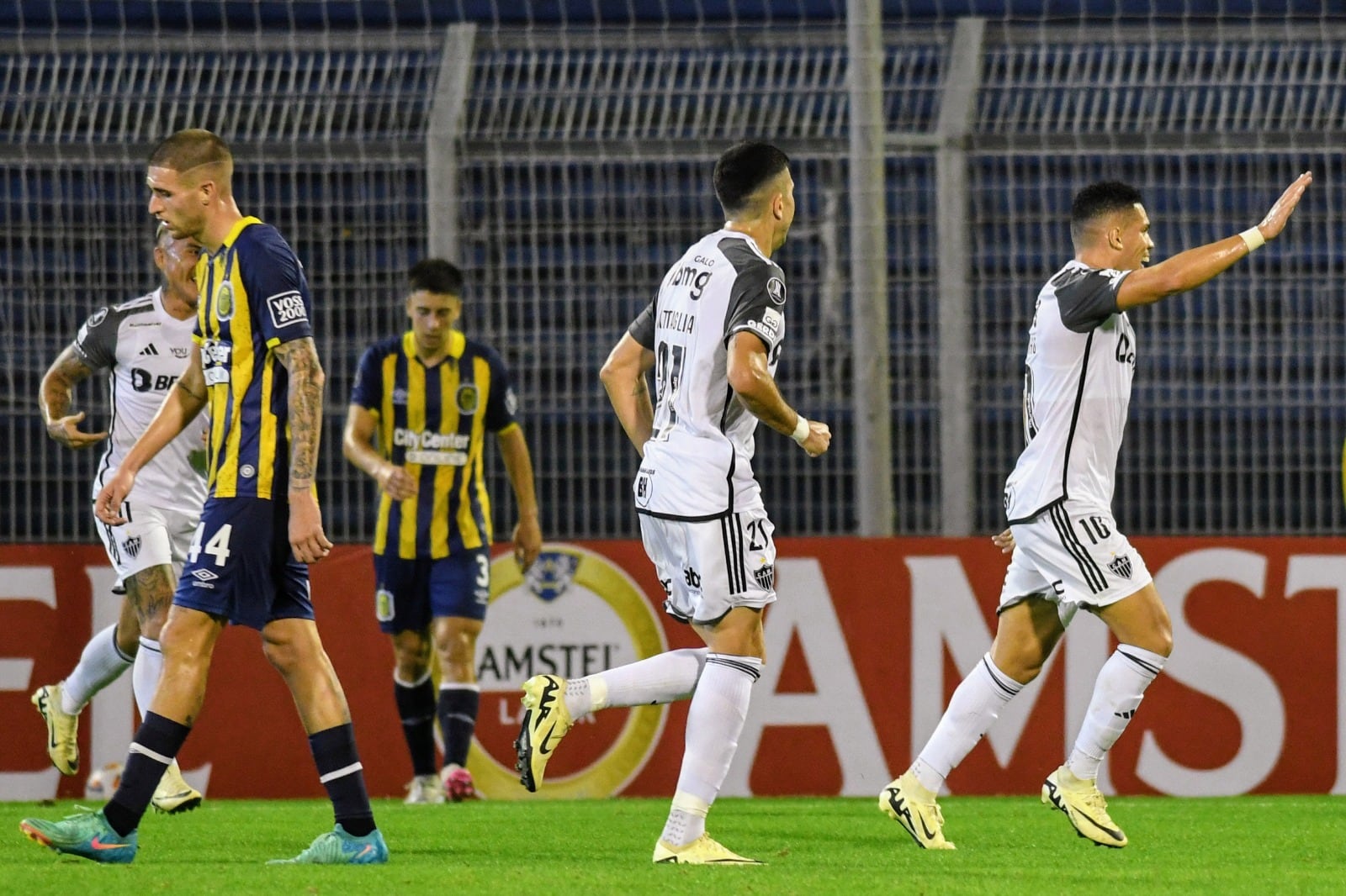 Paulinho celebra el gol del triunfo para Mineiro, que clasificó a octavos