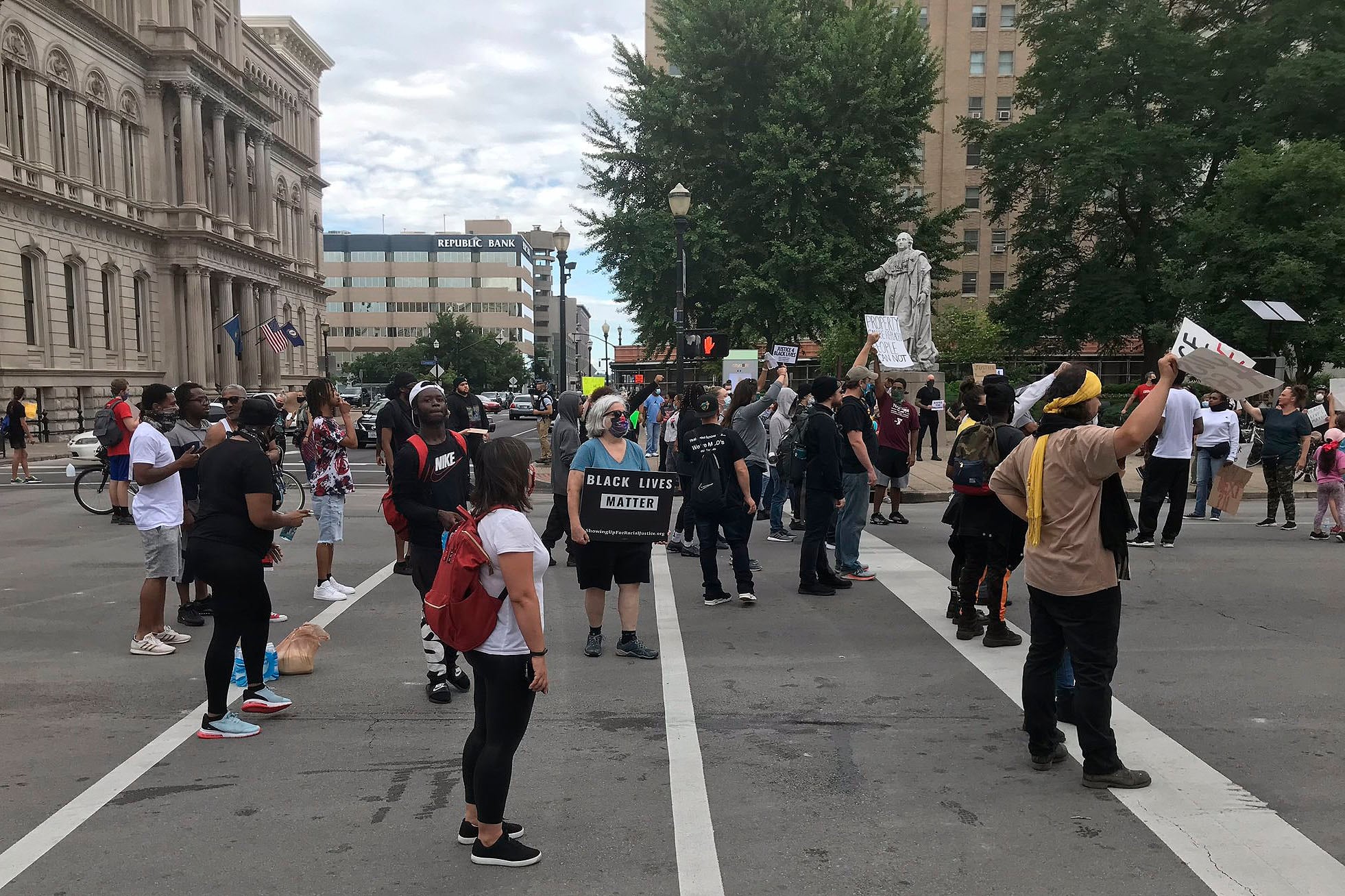  Manifestantes reclamaban justicia para Breonna Taylor en Louisville.