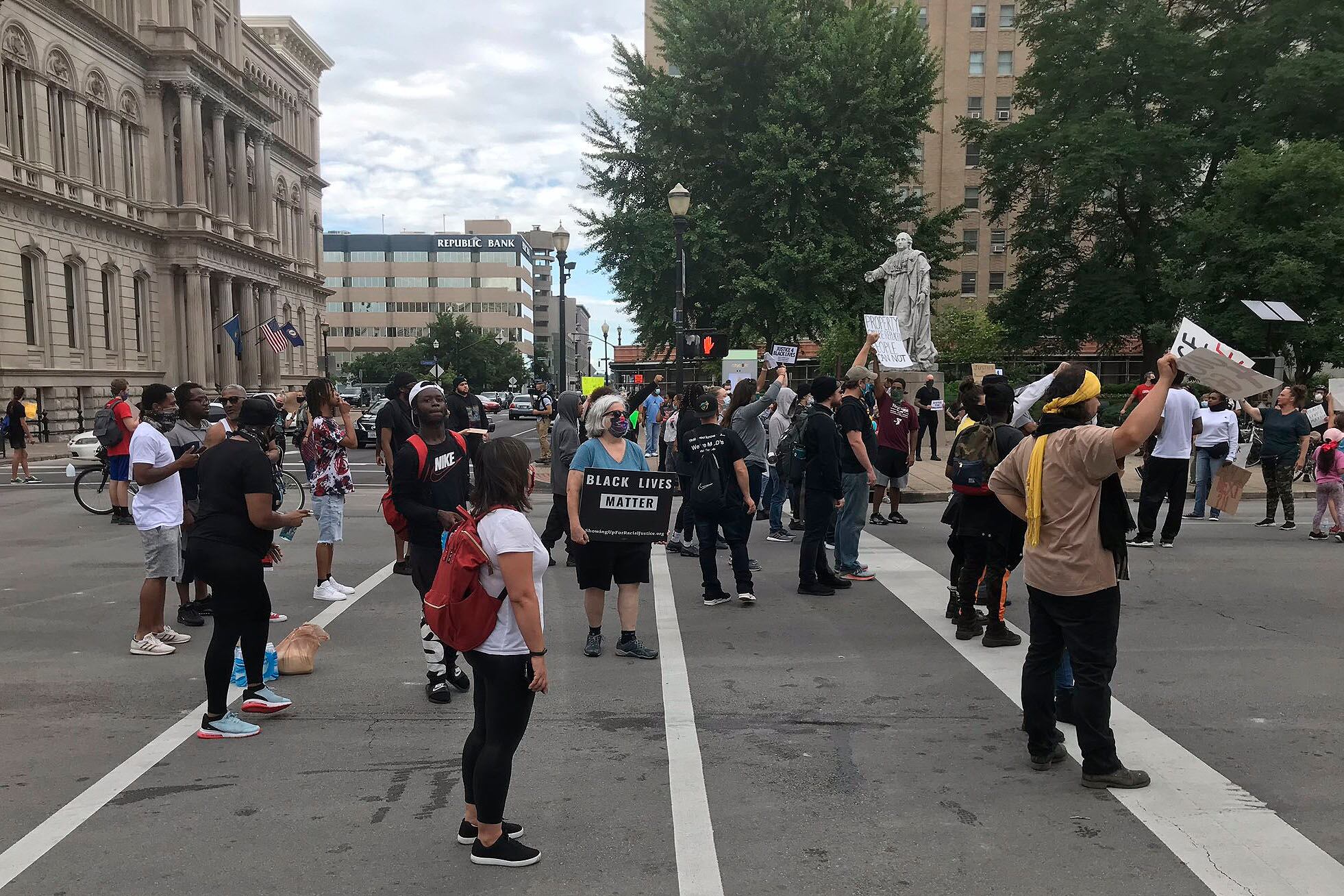 Manifestantes reclamaban justicia para Breonna Taylor en Louisville.