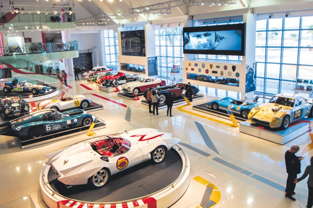 Vista general de los autos del museo, con el Mach 5 de Meteoro en primer plano.