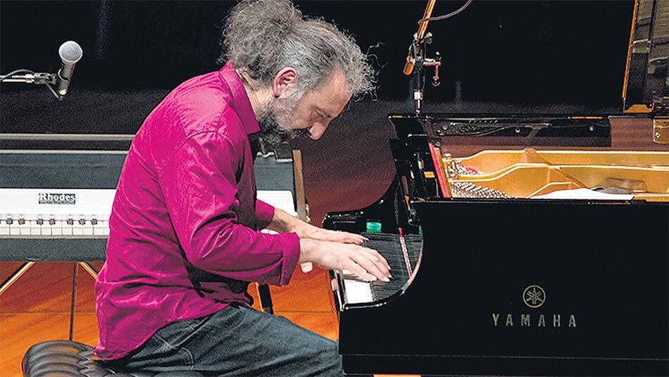 Bollani es un pianista inclasificable que atraviesa los géneros, entre actitudes del jazz, gestos sinfónicos y espíritu de canción.